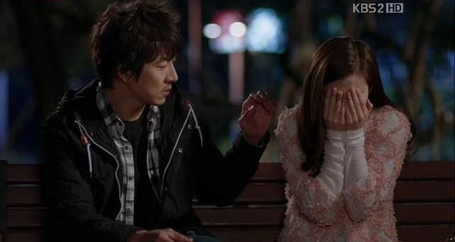Sae Hyuk refrains from touching his ex-wife. Ep.11.